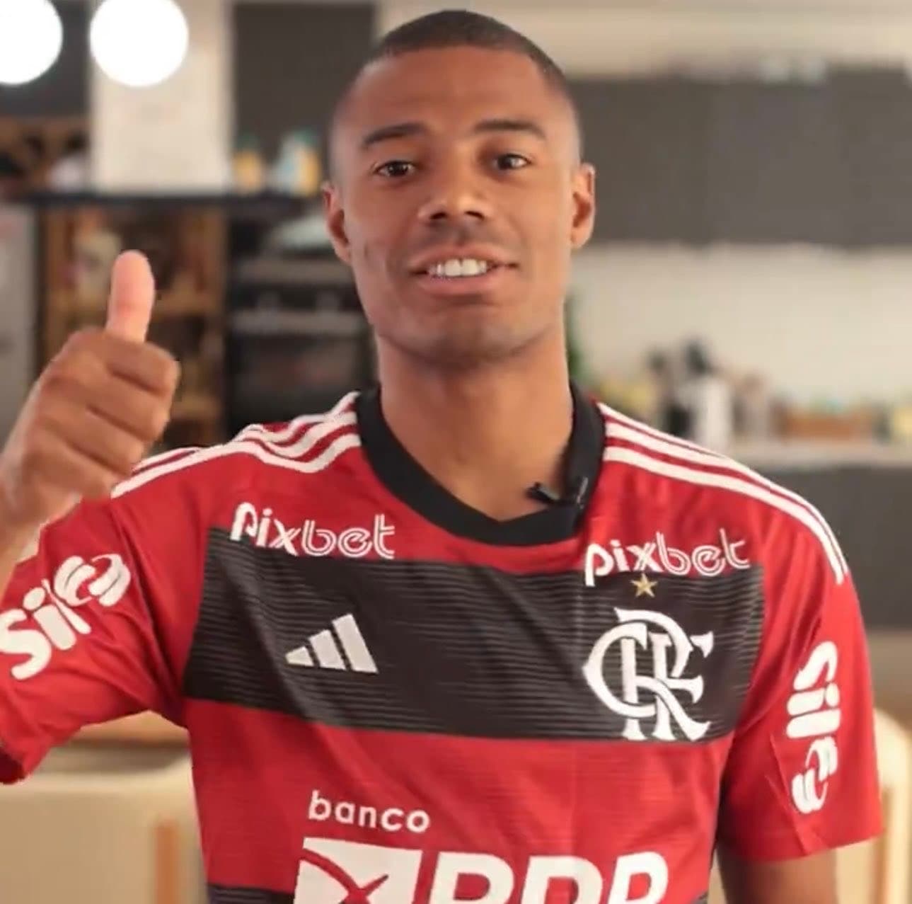 De La Cruz no anúncio oficial do Flamengo com o Manto Sagrado