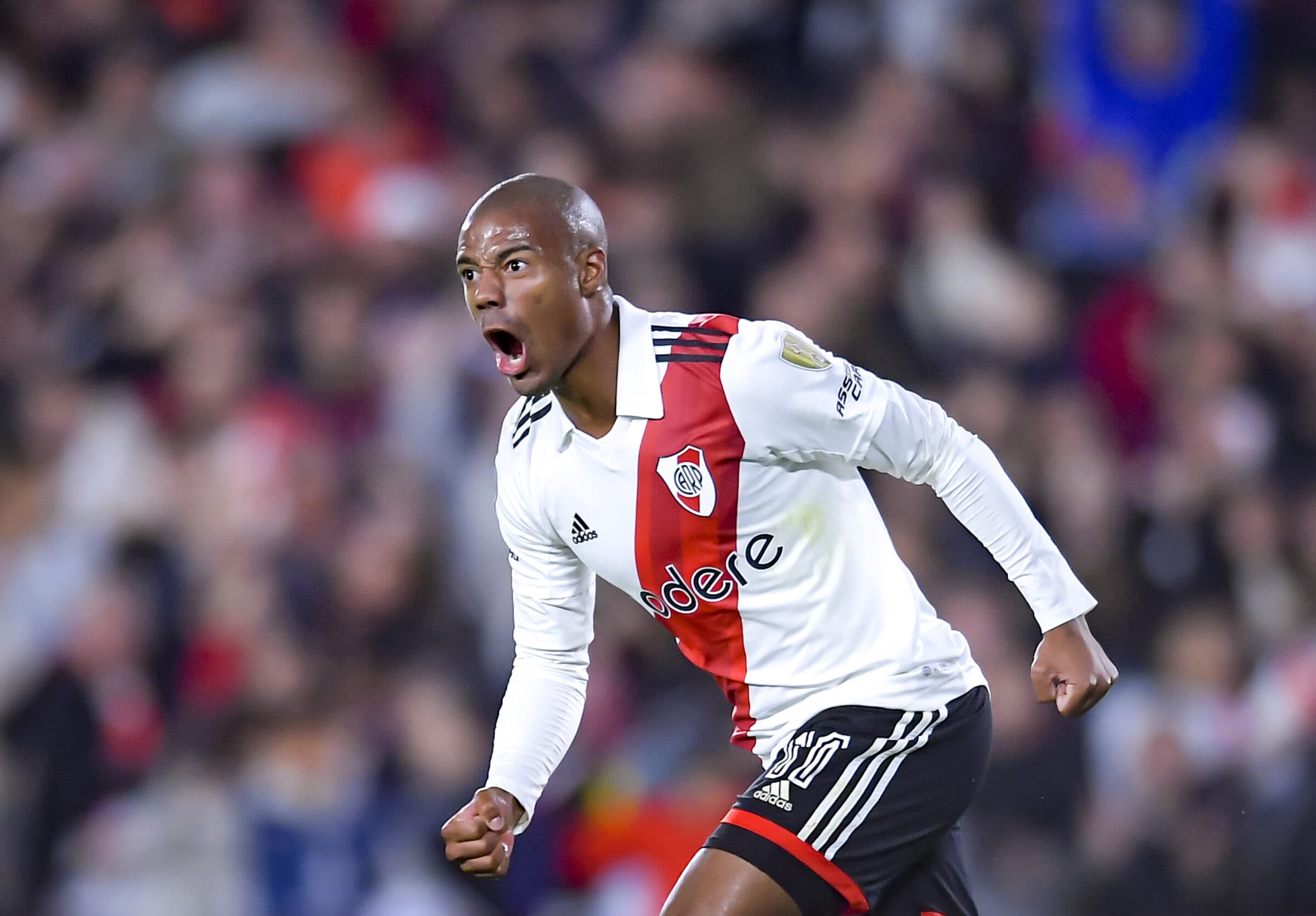 De La Cruz em campo com a camisa do River Plate; meia foi anunciado pelo Flamengo neste domingo