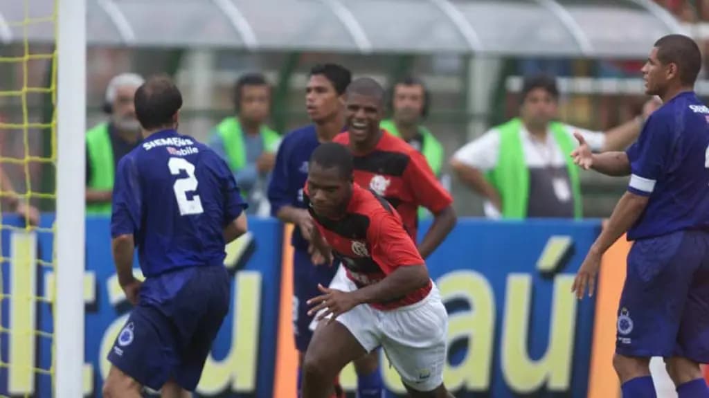 Flamengo goleou o Cruzeiro por 6x2 em 2004, com dois gols de André Bahia