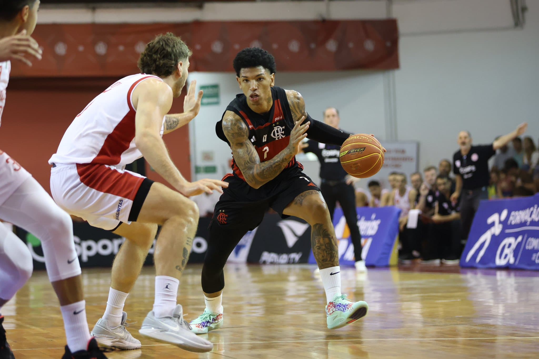 Didi Louzada em quadra pelo Flamengo; Rubro-Negro estreia nesta semana na Champions League Américas