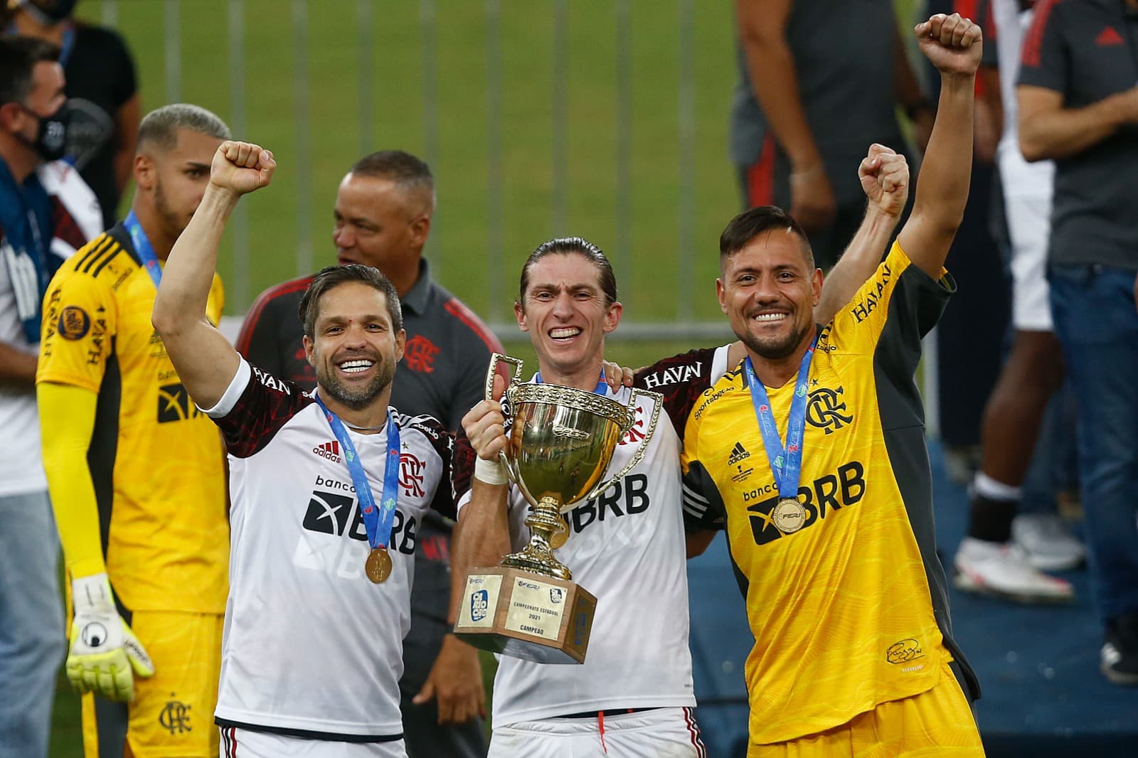 Os jogadores do Flamengo Diego Ribas, Filipe Luis e Diego Alves comemoram a conquista do Campeonato Carioca 2021 após partida entre Flamengo e Fluminense no Estádio do Maracanã em 22 de maio de 2021, no Rio de Janeiro, Brasil