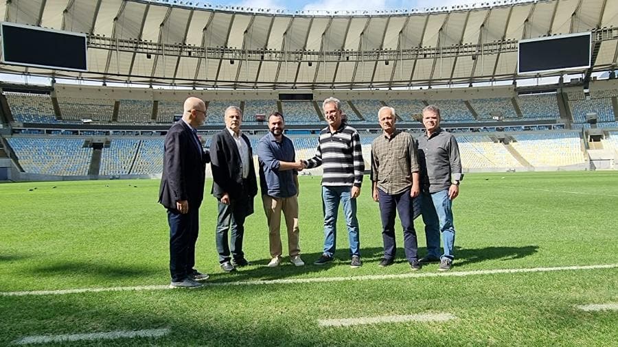 Dirigentes do Fluminense e Flamengo no gramado do Maracanã Em parceria com Fluminense, Flamengo entregou envelopes com proposta para disputar licitação pela concessão do Maracanã por 20 anos