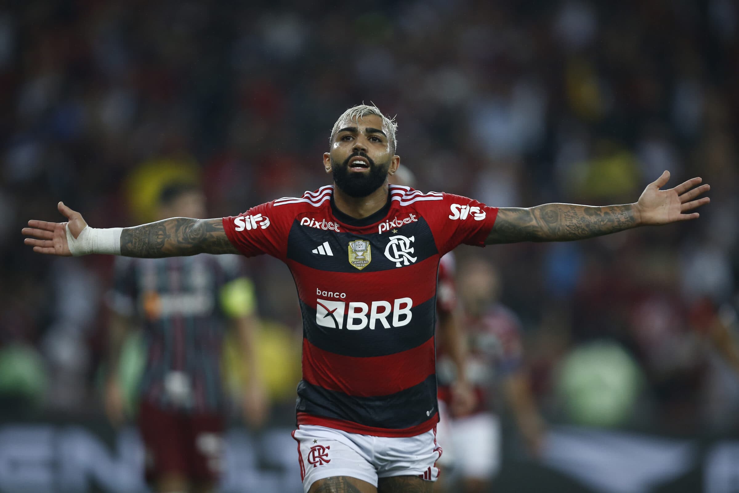Gabigol comemora gol pelo Flamengo contra o Fluminense de braços abertos