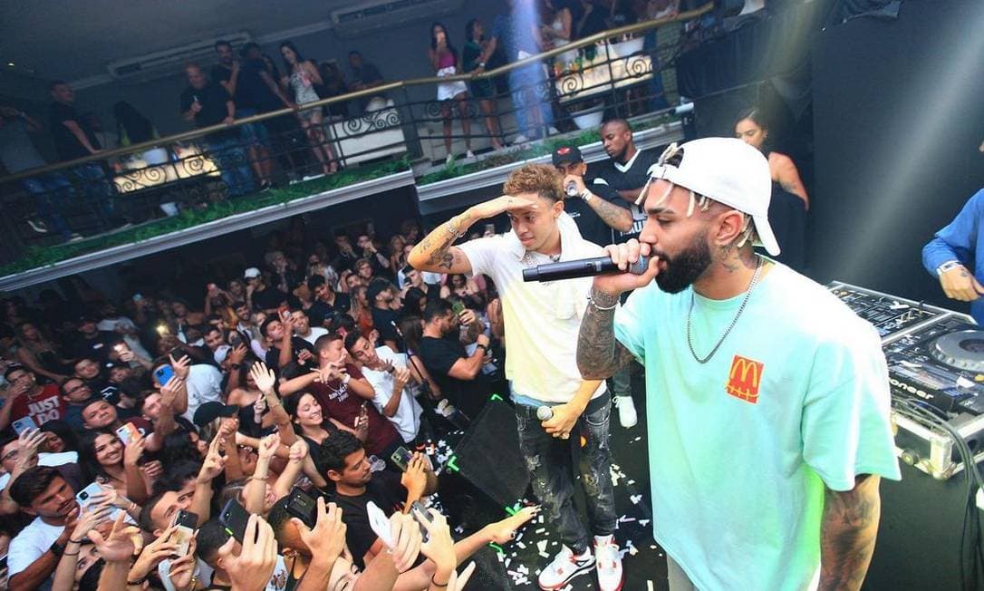 Gabigol, o Lil Gabi, cantando em uma balada