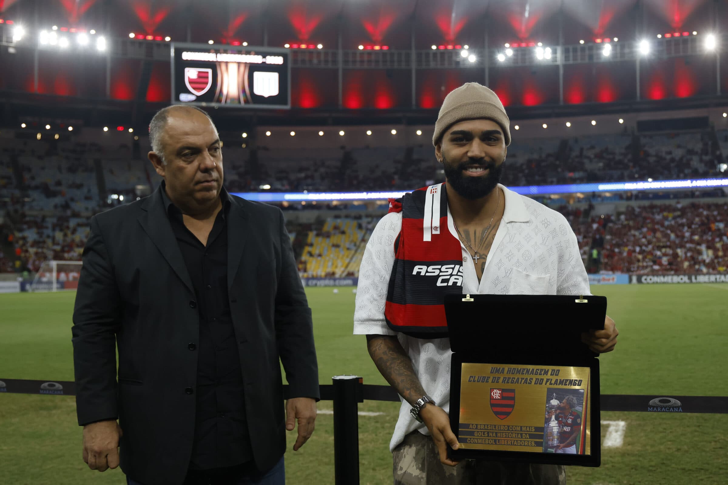 Marcos Braz e Gabigol juntos na beira do campo no Maracanã em jogo do Flamengo