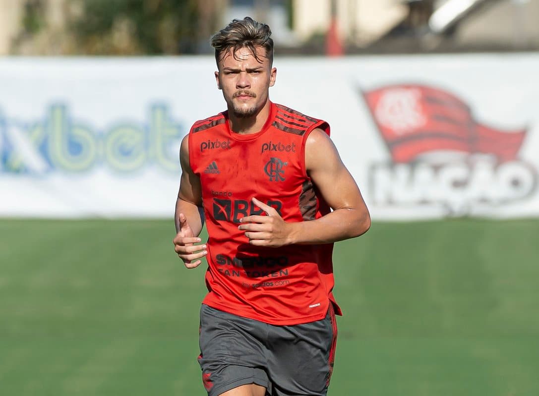 Gabriel Noga em treino do Flamengo; zagueiro abdicou de férias para se preparar para 2024