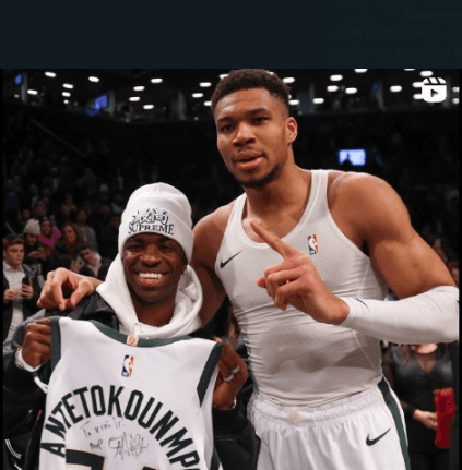Vini Jr, ex-Flamengo, e Giannis Antetokounmpo, do Milwaukee Bucks, posando para foto após encontro em partida pela NBA.