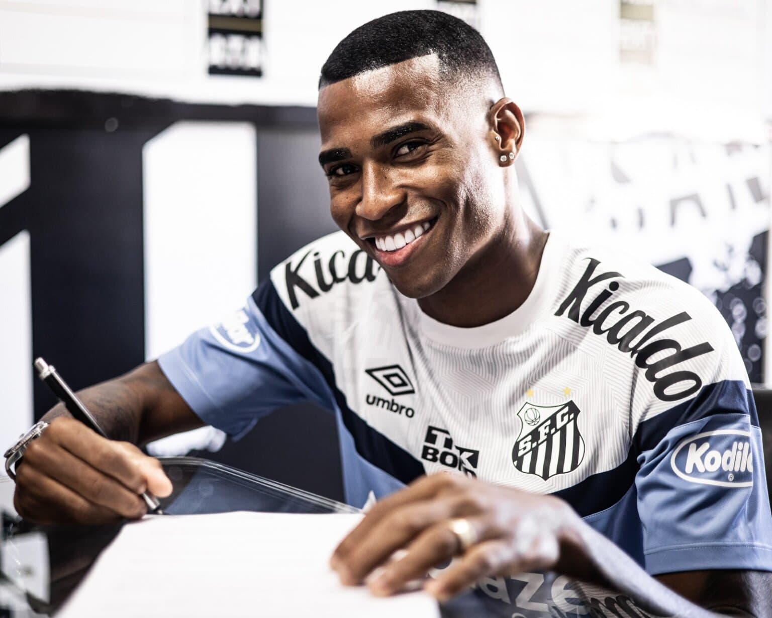 Jean Lucas, disputado por Bahia e Internacional, na assinatura de contrato com o Santos em julho