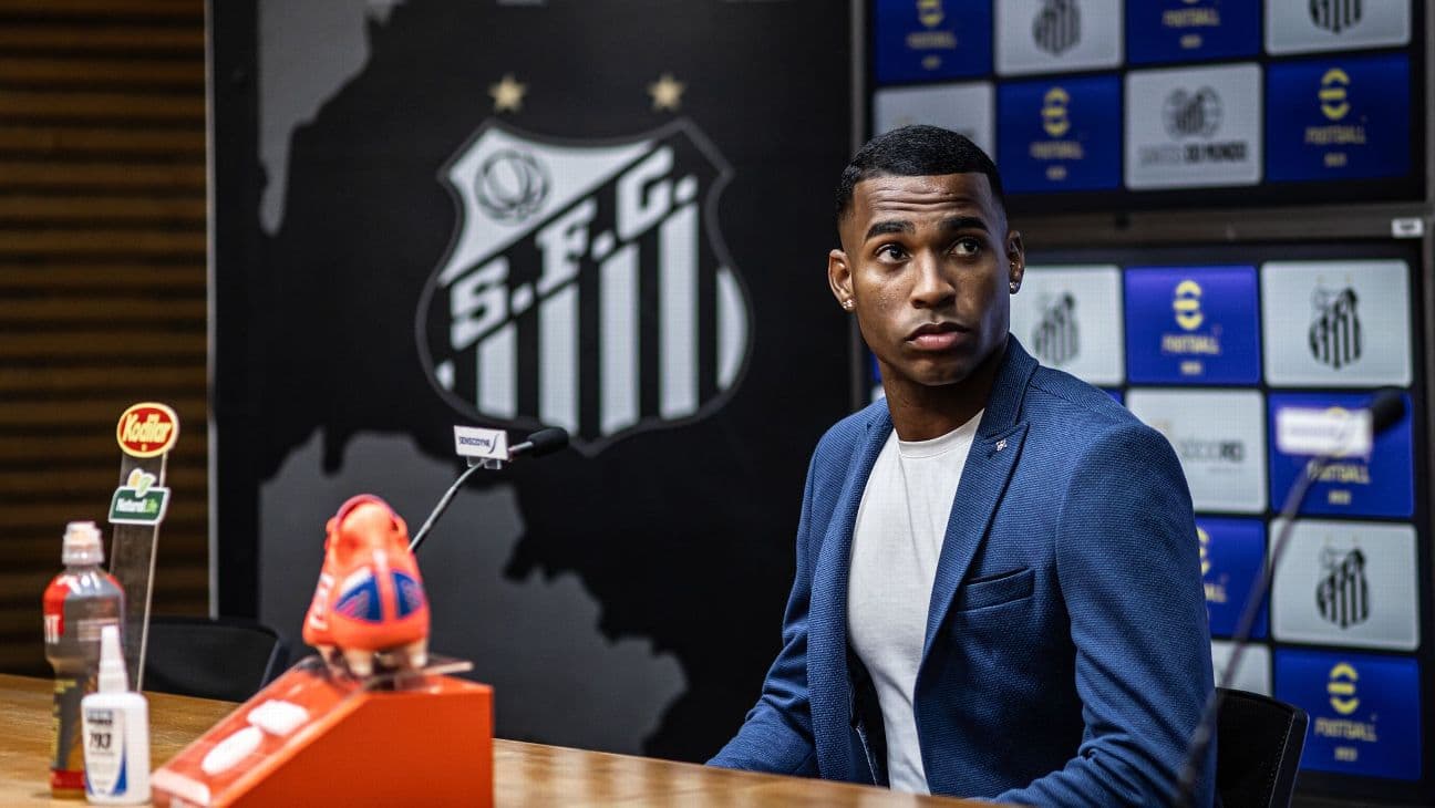 Jean Lucas, perto de reforçar o Internacional, em coletiva pelo Santos