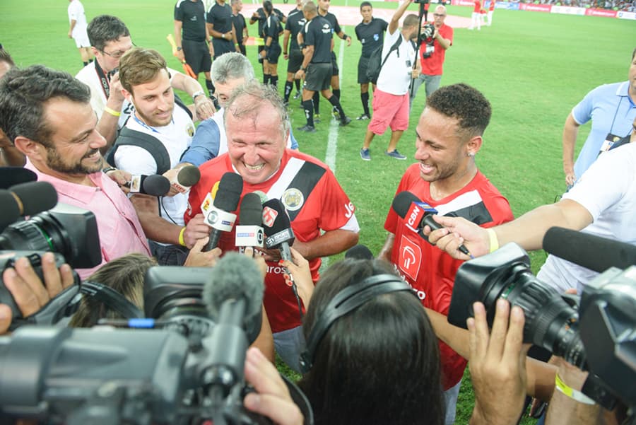 Ao lado de Neymar, Zico concede entrevista a inúmeros veículos de comunicação durante o Jogo das Estrelas 2016