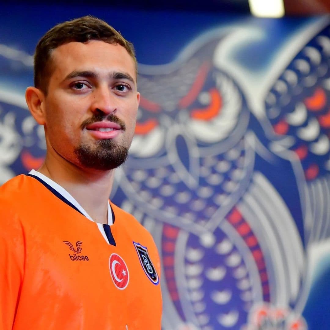 Léo Duarte, cria do Flamengo e na mira de Vasco, Bahia, Cruzeiro e Grêmio, na apresentação do Basaksehir