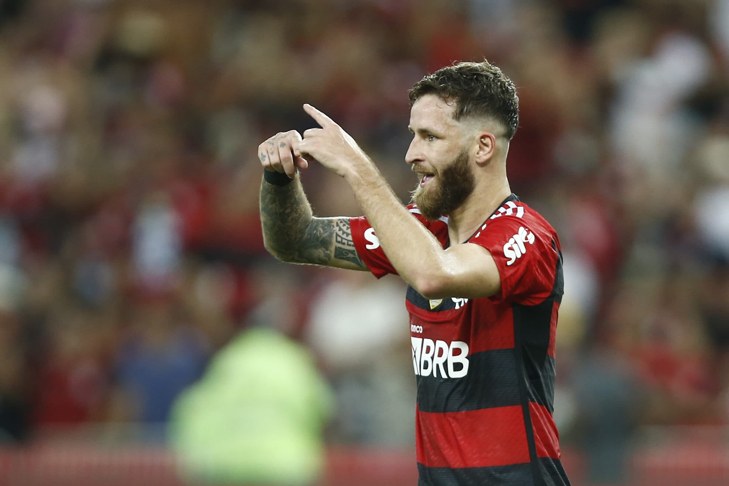 Léo Pereira em campo com a camisa do Flamengo; zagueiro virou alvo do Olympiacos, da Grécia