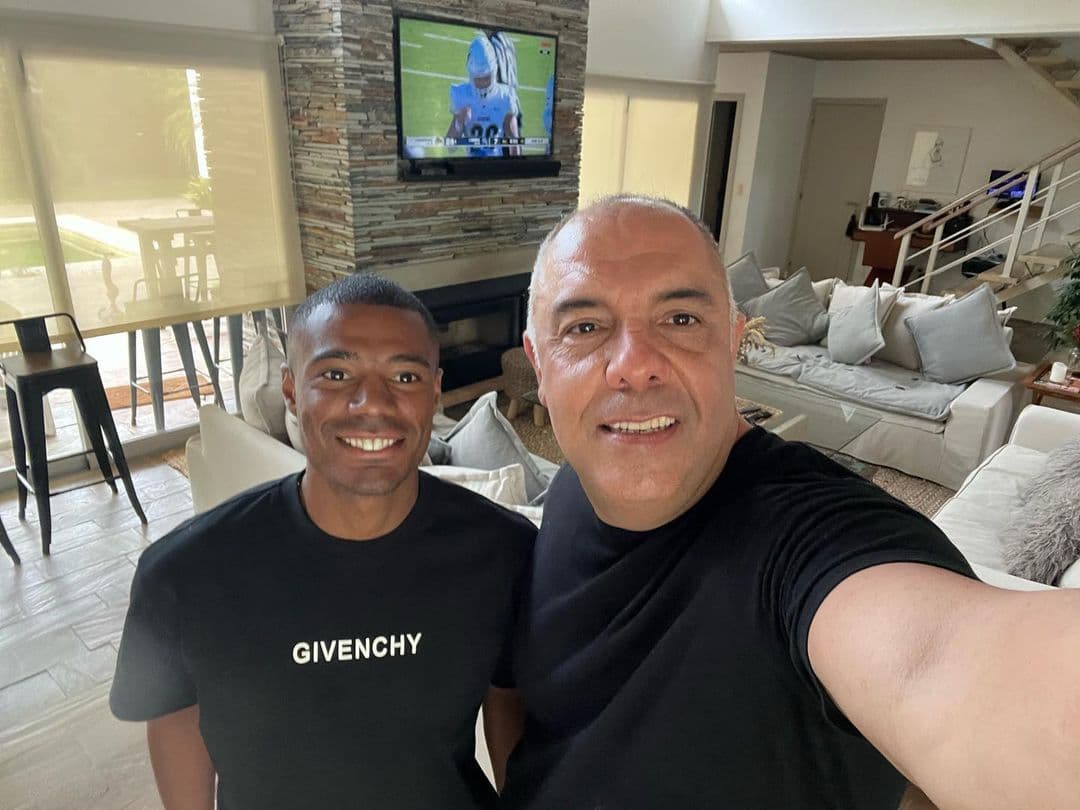 Marcos Braz e De La Cruz juntos na assinatura de contrato com o Flamengo