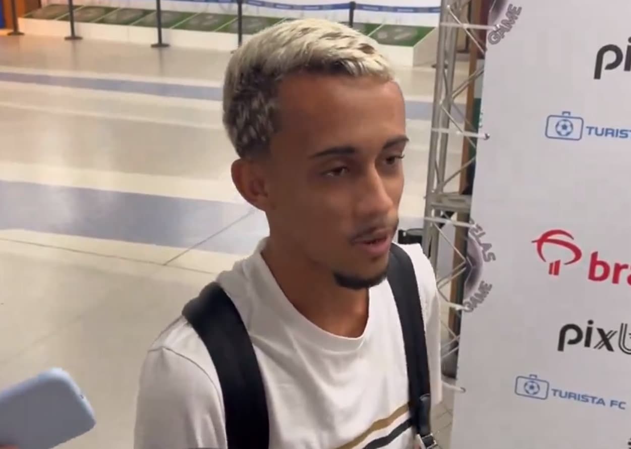 Matheus Gonçalves concede entrevistas no Maracanã