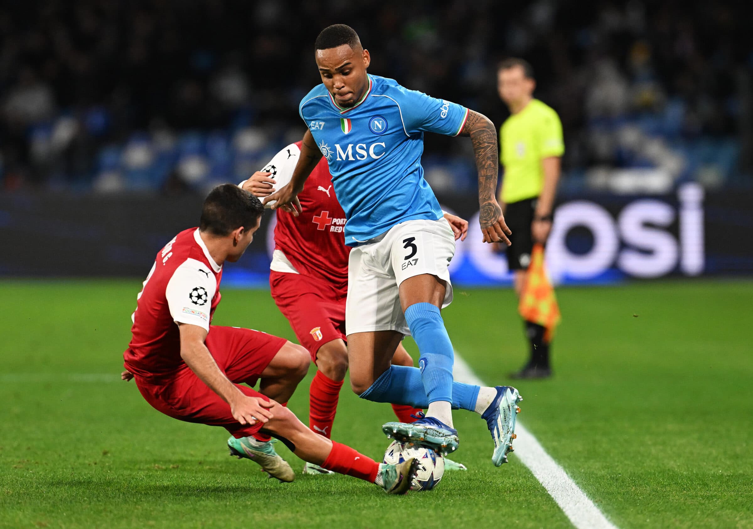 Ex-jogador do Flamengo, Natan em campo com a camisa do Napoli; zagueiro deu linda assistência em vitória na Champions League
