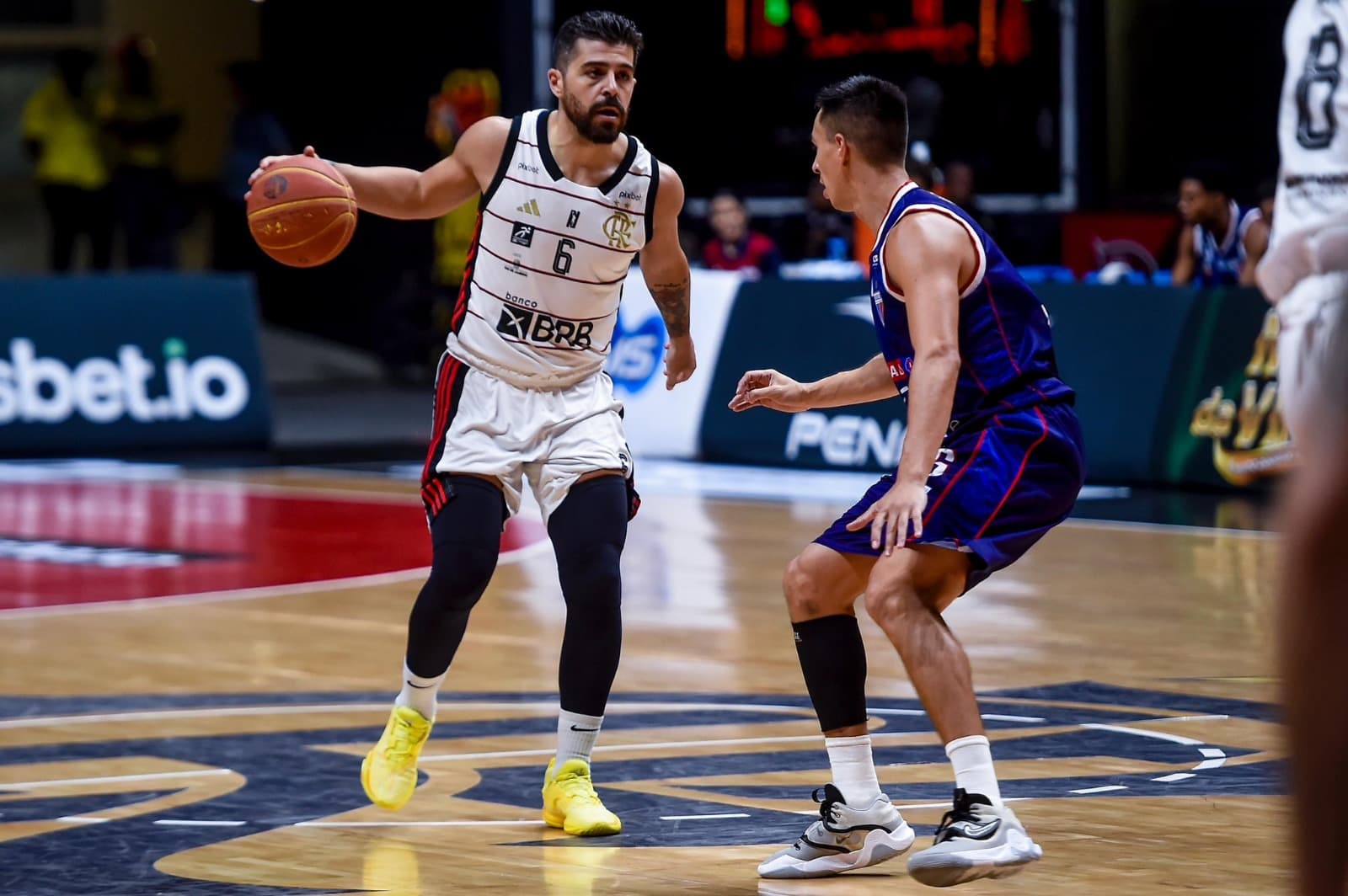 Flamengo e Unifacisa se enfrentam neste sábado (23), no Maracanãzinho, pelo Novo Basquete Brasil (NBB); veja onde assistir