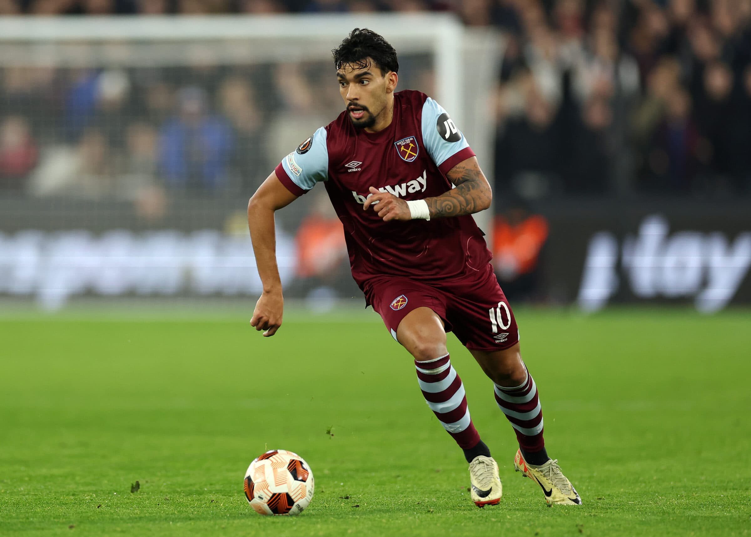 Nesta quarta-feira (20), a bola rola para Liverpool x West Ham, pela Copa da Liga Inglesa; veja horário e onde assistir a Lucas Paquetá