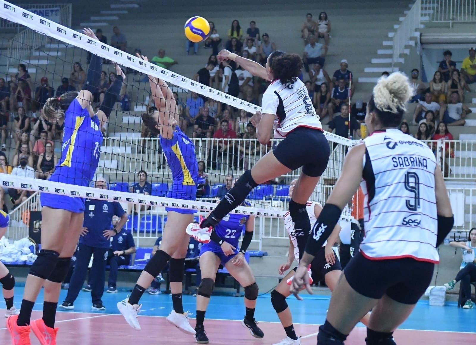 Osasco e Sesc Flamengo se enfrentam nesta sexta (22) pela Superliga Feminina de Vôlei; veja onde assistir ao vivo