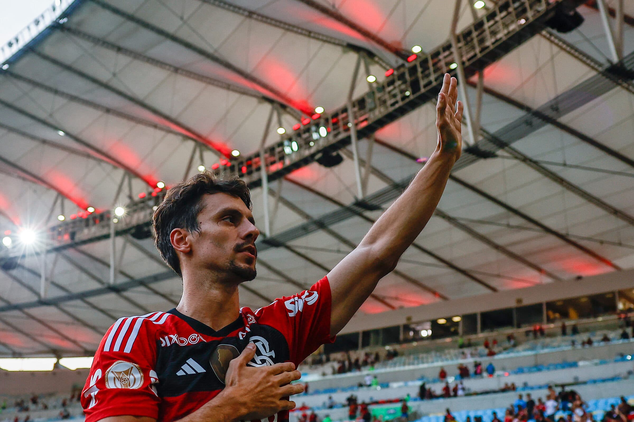 Rodrigo Caio se despede da torcida do Flamengo no Maracanã; zagueiro publicou mensagem em suas redes sociais