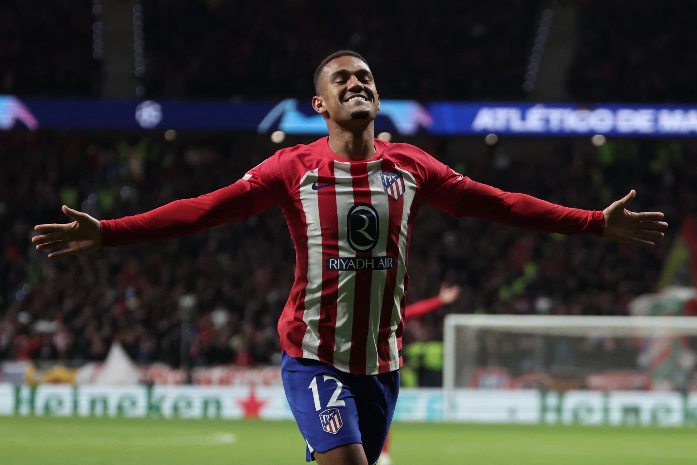 Samuel Lino comemora gol pelo Atlético de Madrid; ex-jogador do Flamengo marcou um gol e uma assistência em vitória contra a Lazio