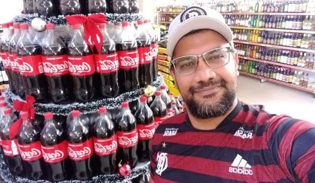 Torcedor do Flamengo com garrafas de Coca-Cola. MRN calculou quanto o programa de sócio torcedor já rendeu ao Flamengo em dez anos; Landim comparou ST com quem bebe Coca-Cola