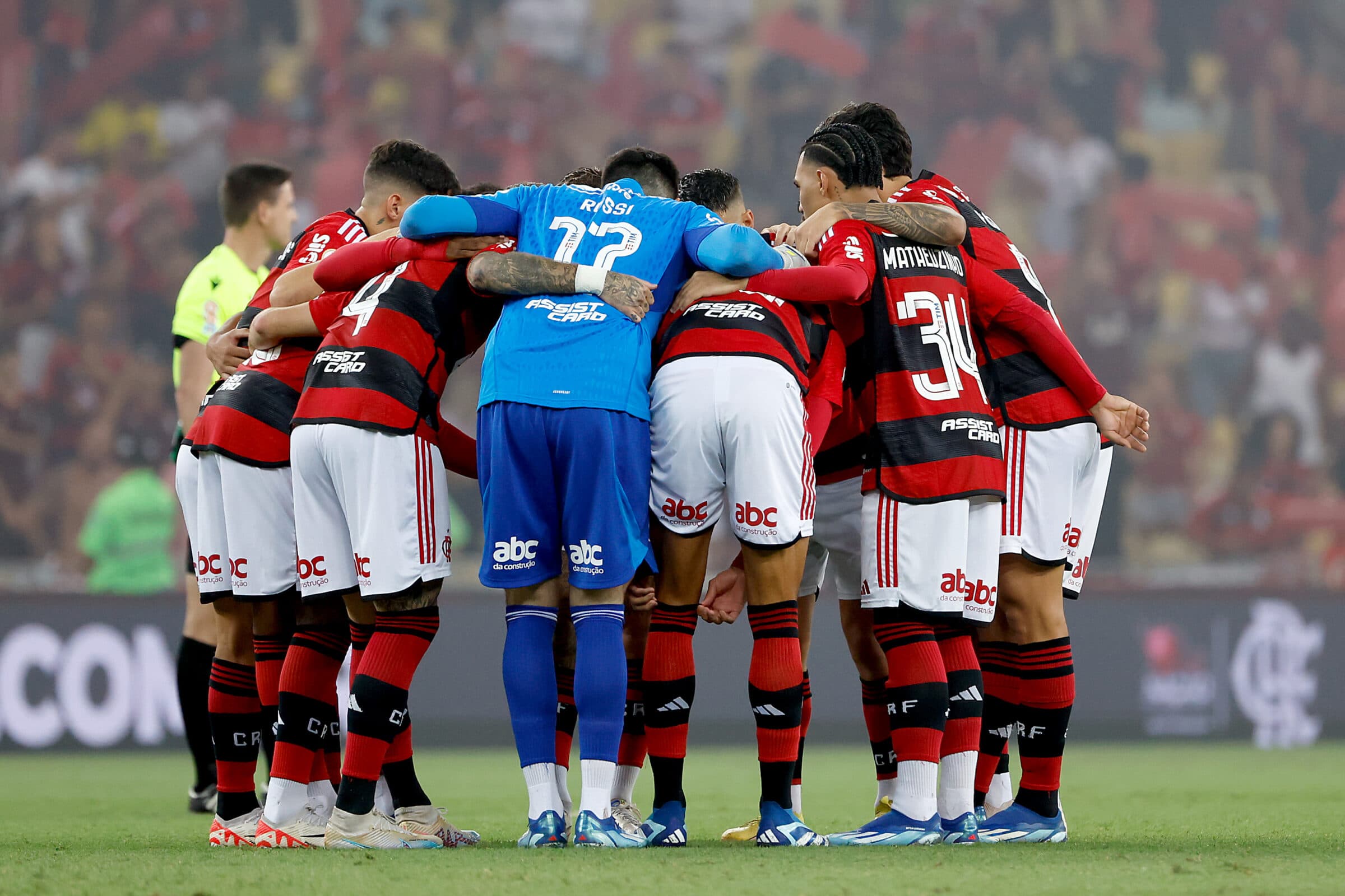 Time do Flamengo se reúne no centro do gramado; Fabrício Bruno foi escolhido para a seleção do brasileirão do jornalista André Rizek