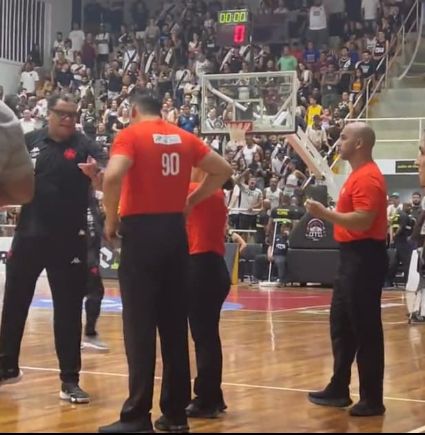 Árbitra xingada de 'piranha' por torcedores do Vasco após derrota para o Flamengo no NBB