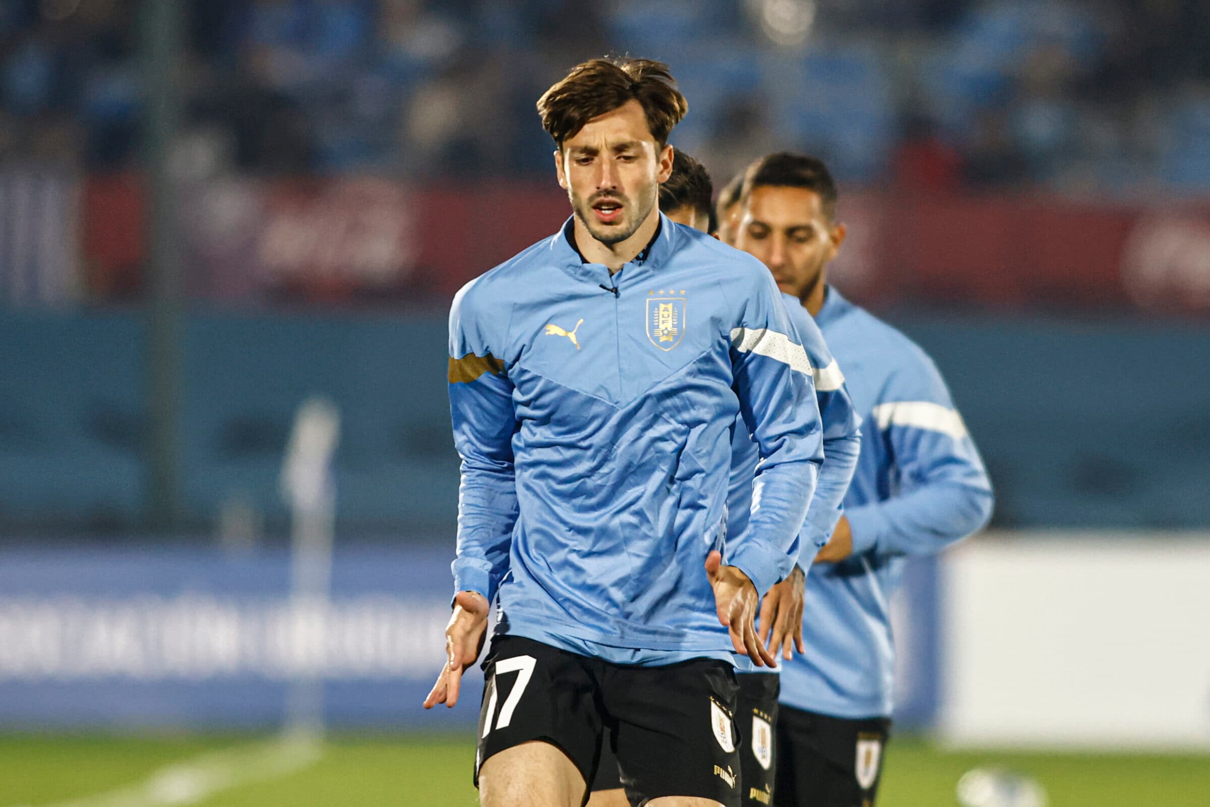 Matias Viña aquece com a Seleção do Uruguai; lateral interessa ao Flamengo