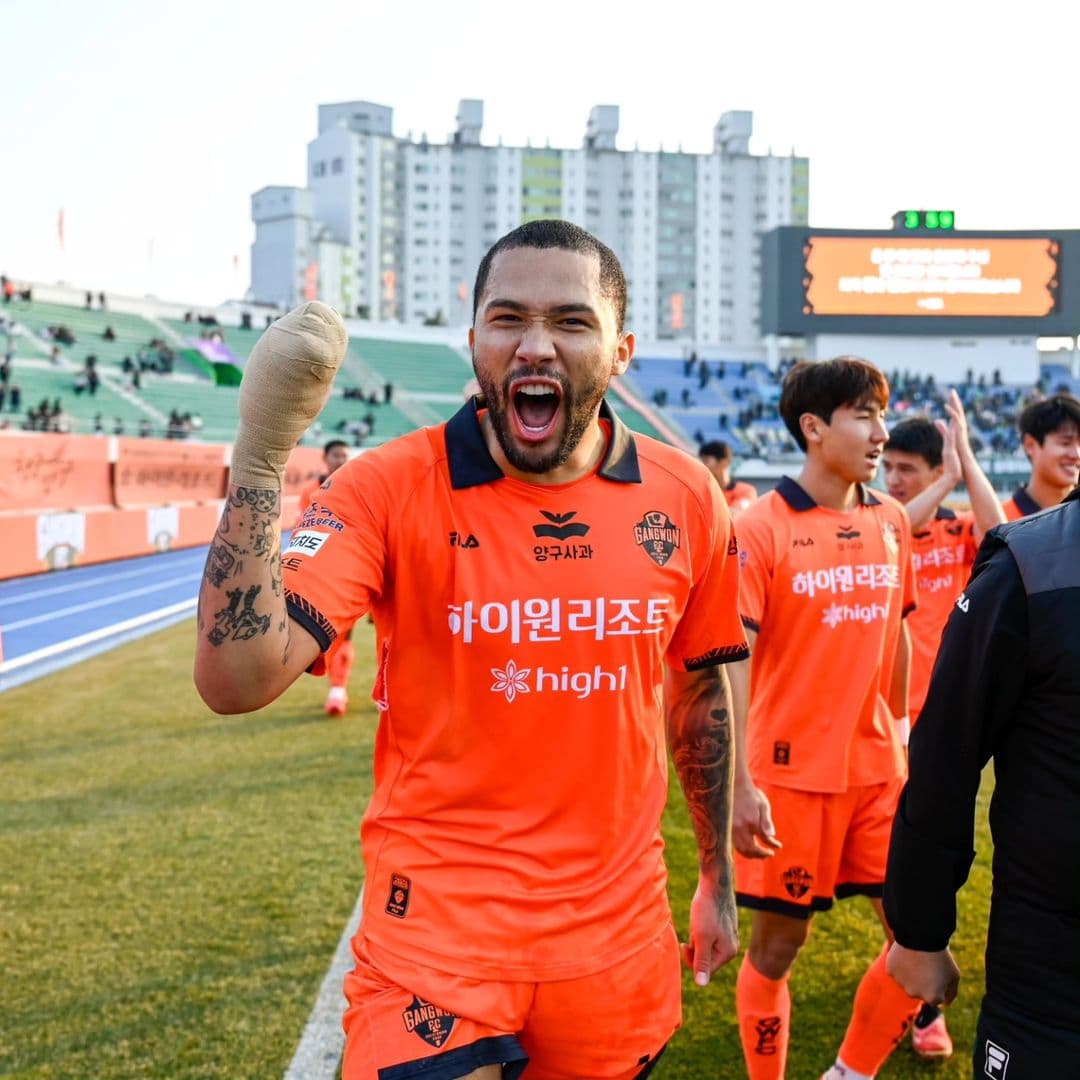 Vitor Gabriel, cria do Flamengo, salva sua equipe na Coréia do Sul