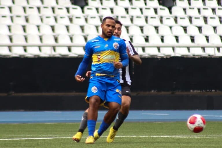 Alexandre em campo em Sampaio Corrêa x Botafogo