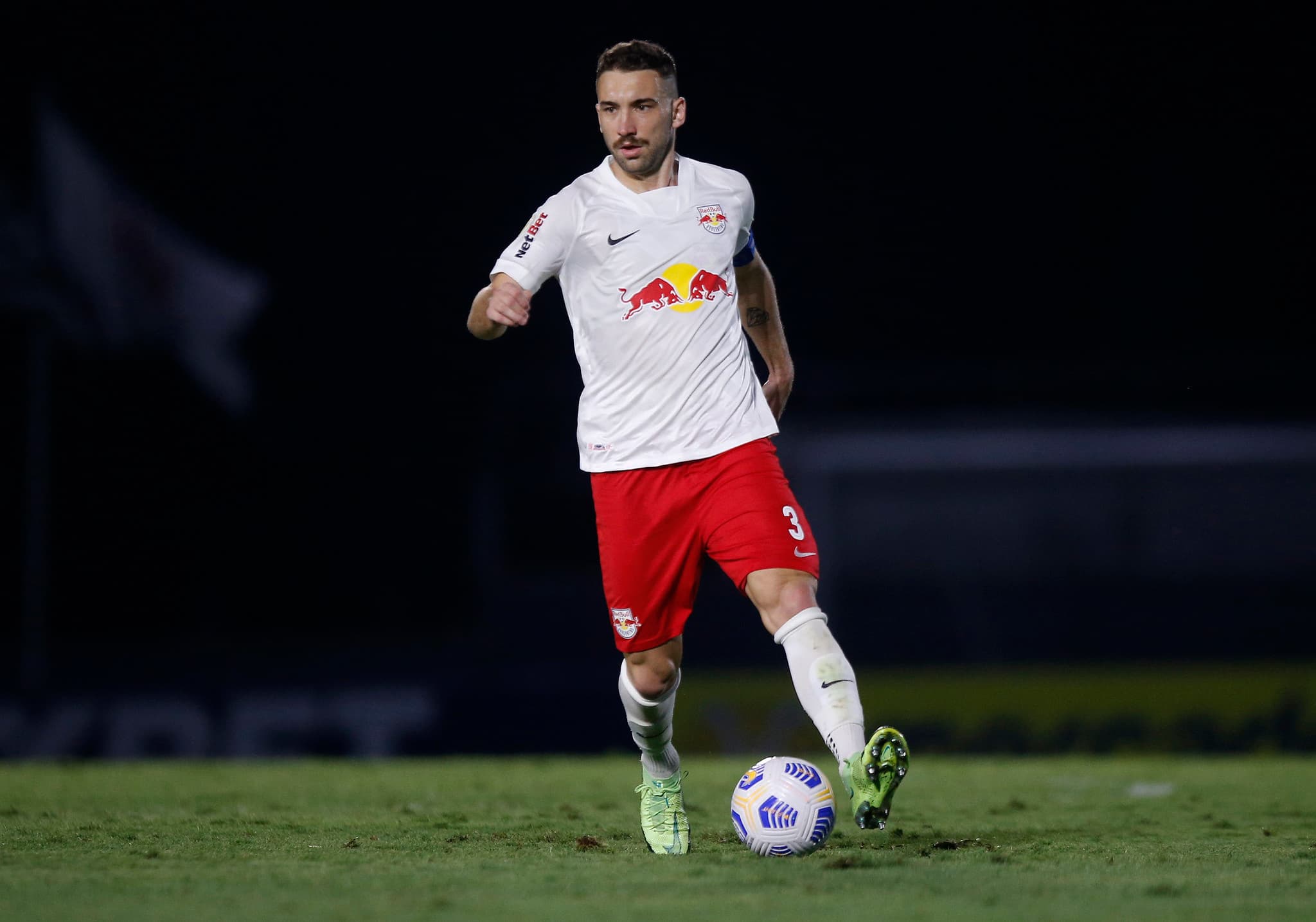 Léo Ortiz, desejo do Flamengo, perde na estreia do Paulistão com o Bragantino