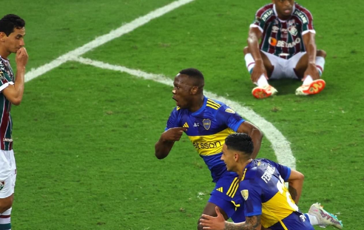 Advíncula na mira do Flamengo