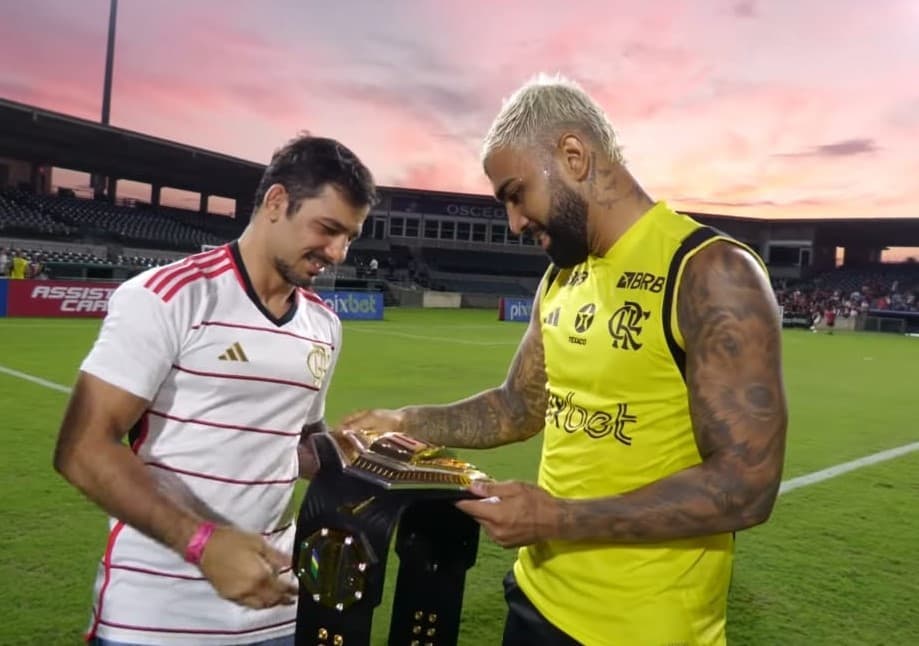 Gabigol e Alexandre Pantoja em conversa após treino do Flamengo; Campeão do UFC revelou luta no Rio de Janeiro