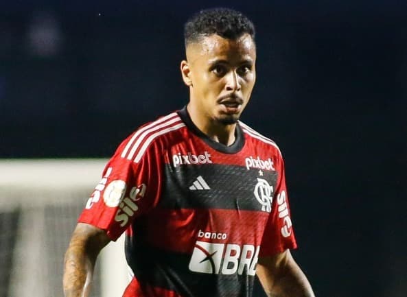 Allan em campo durante jogo do Flamengo
