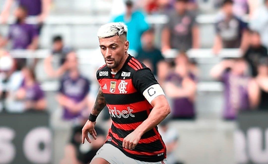 Arrascaeta em campo em Flamengo x Orlando City