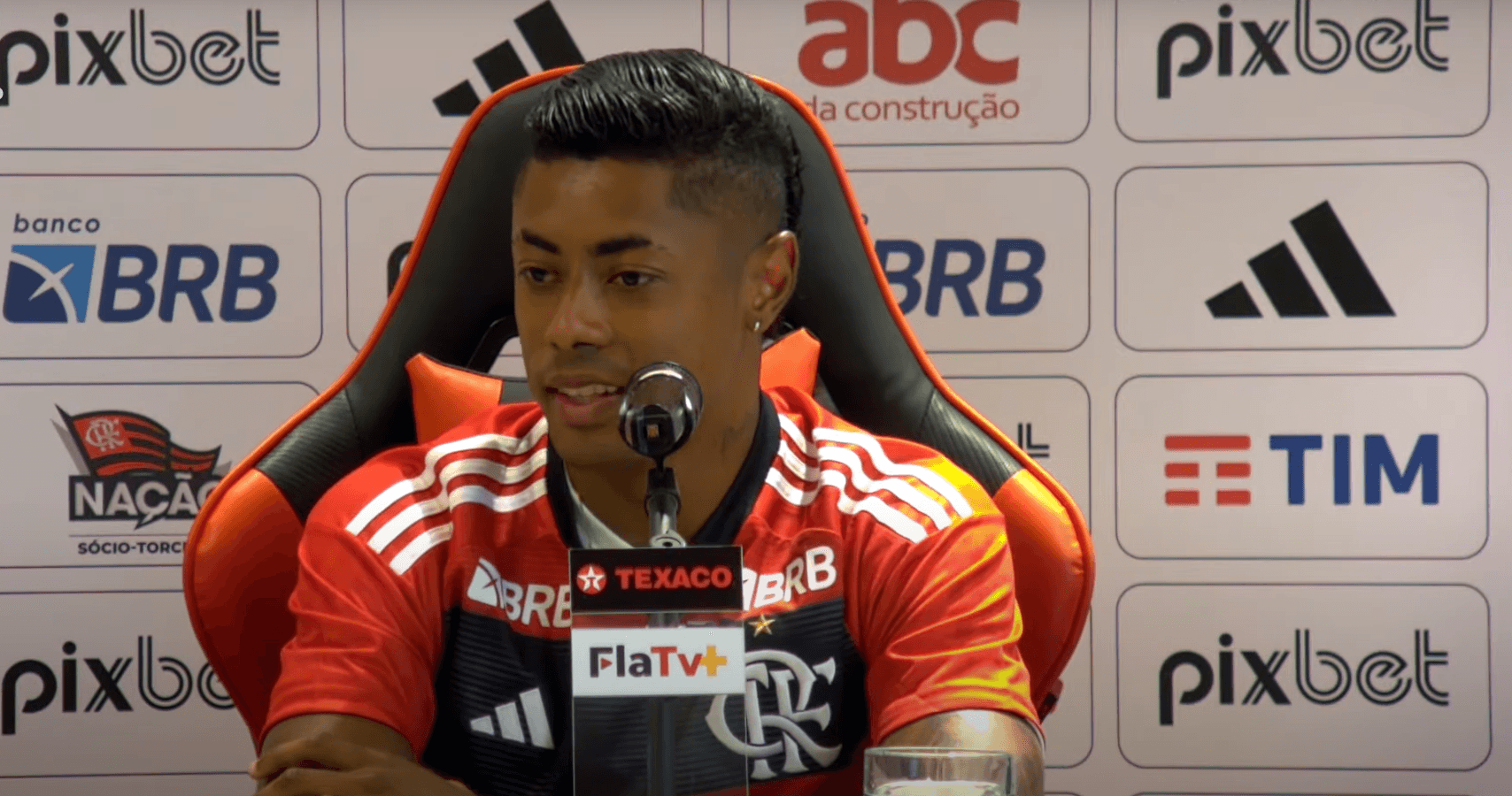 Bruno Henrique durante coletiva de renovação do Flamengo; Cmisa 27 assinou novo vínculo por 3 anos e celebrou