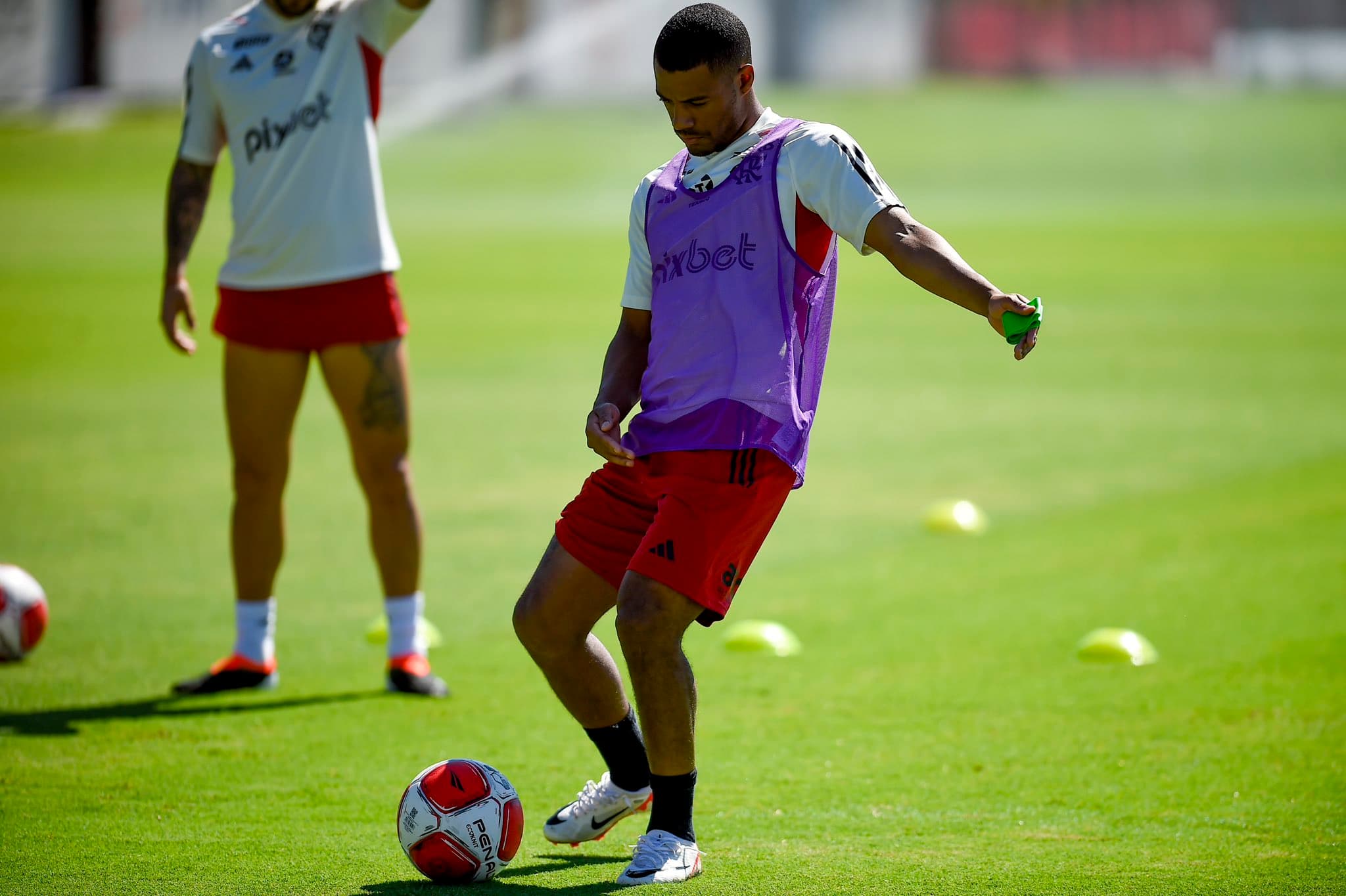 De La Cruz treina pelo Flamengo e pode estrear contra Philadelphia Union