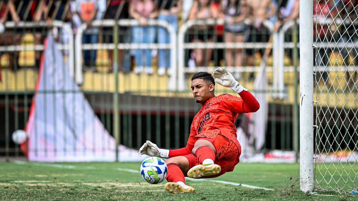 Dyogo Alves, goleiro da base do Flamengo, deve substituir saída de Santos