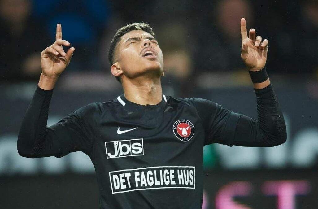 Evander comemora gol na Dinamarca