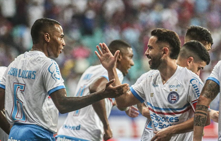 Everton Ribeiro e Jean Lucas comemoram gol do Bahia