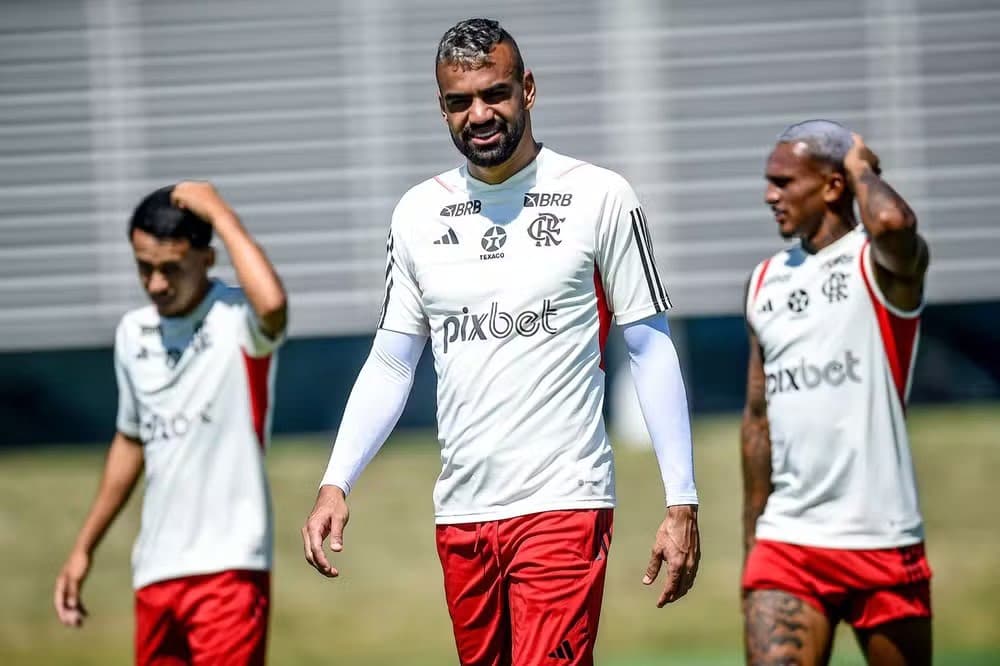 Fabrício Bruno em treino do Flamengo; elogios para atuação do atleta na seleção, preocupação com Lorran e
