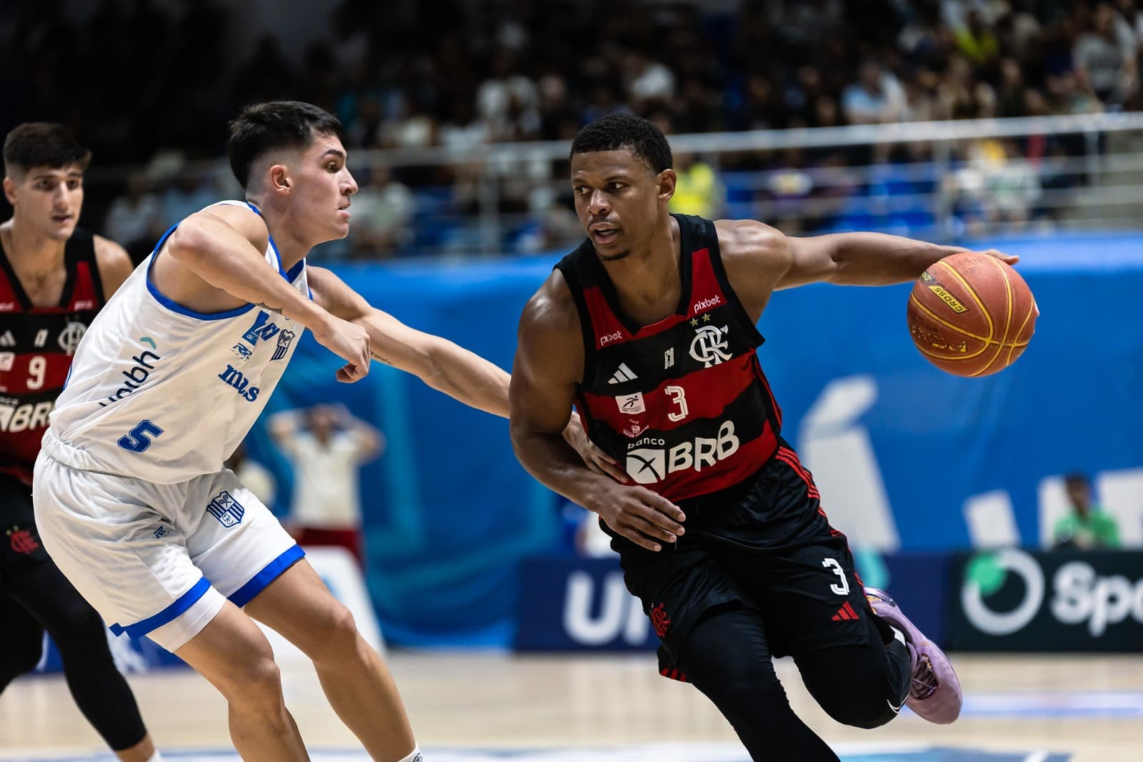 Scott Machado em quadra com a camisa do Flamengo no Novo Basquete Brasil