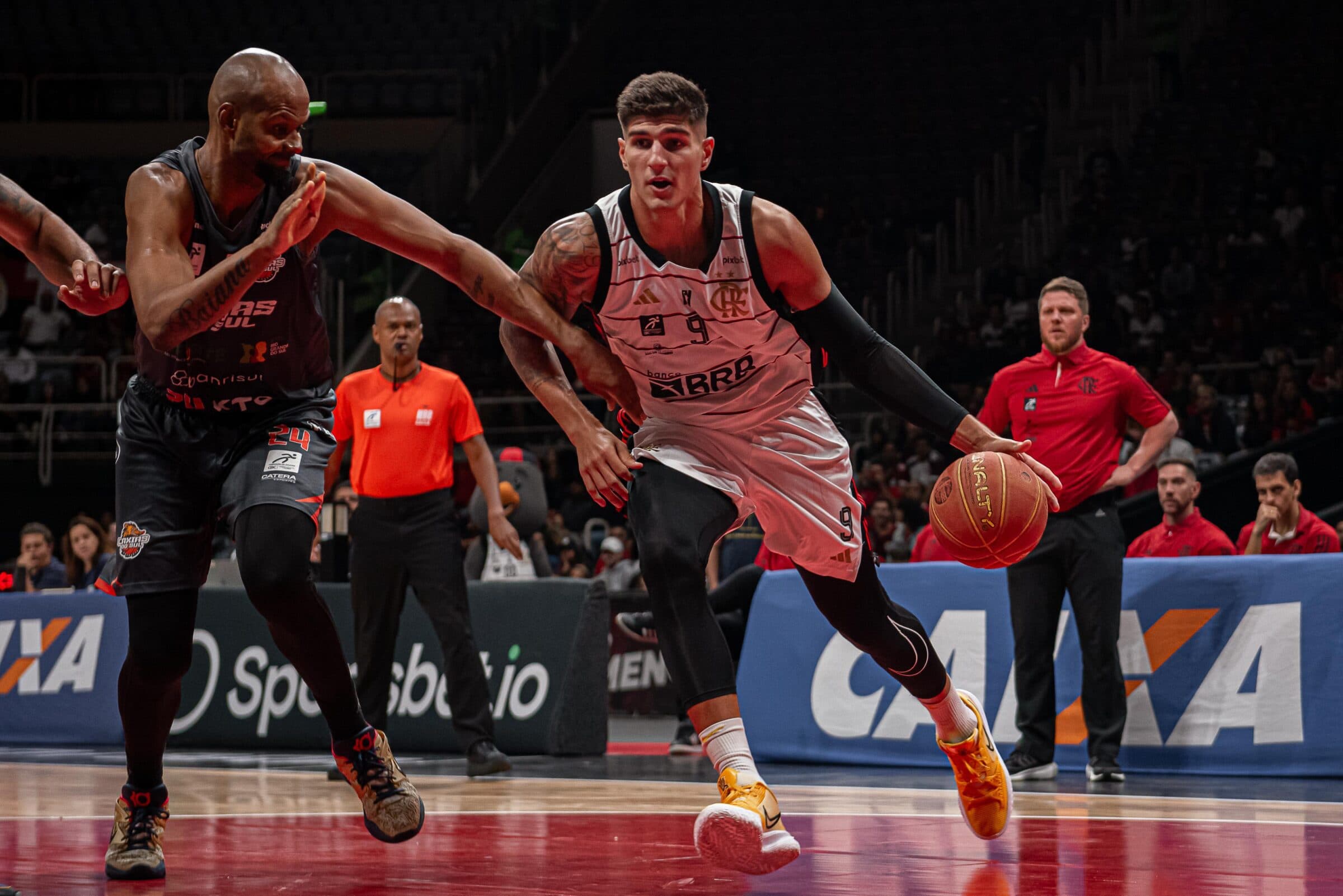 Gabriel Jaú em ação na vitória do Flamengo diante do Caxias do Sul, pelo NBB