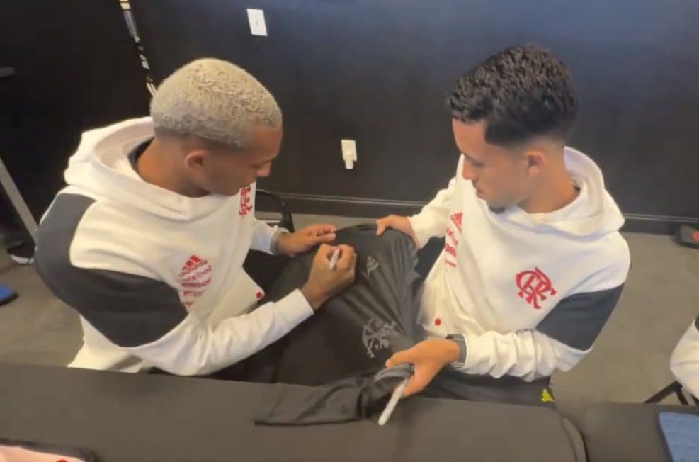 Wesley e Matheus Gonçalves em tarde de autógrafo em loja do Flamengo