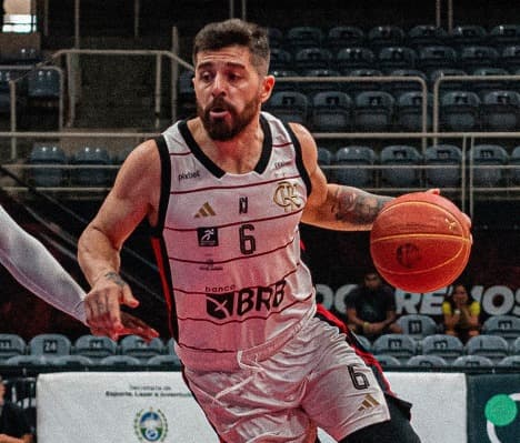 Balbi em ação na vitória do Flamengo diante do Bauru, pela Copa Super 8