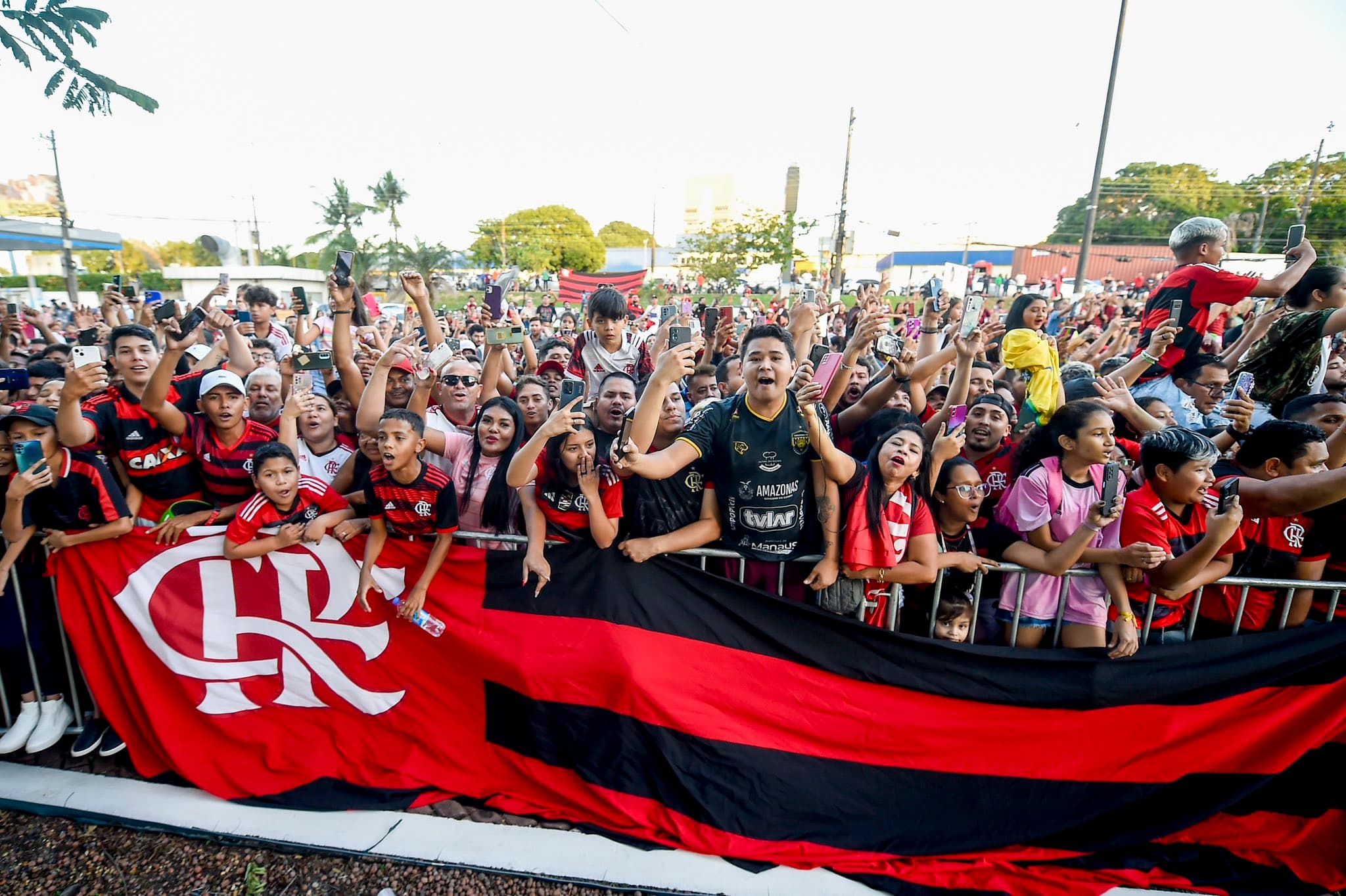 Torcida do Flamengo recebe time com festa em Manaus