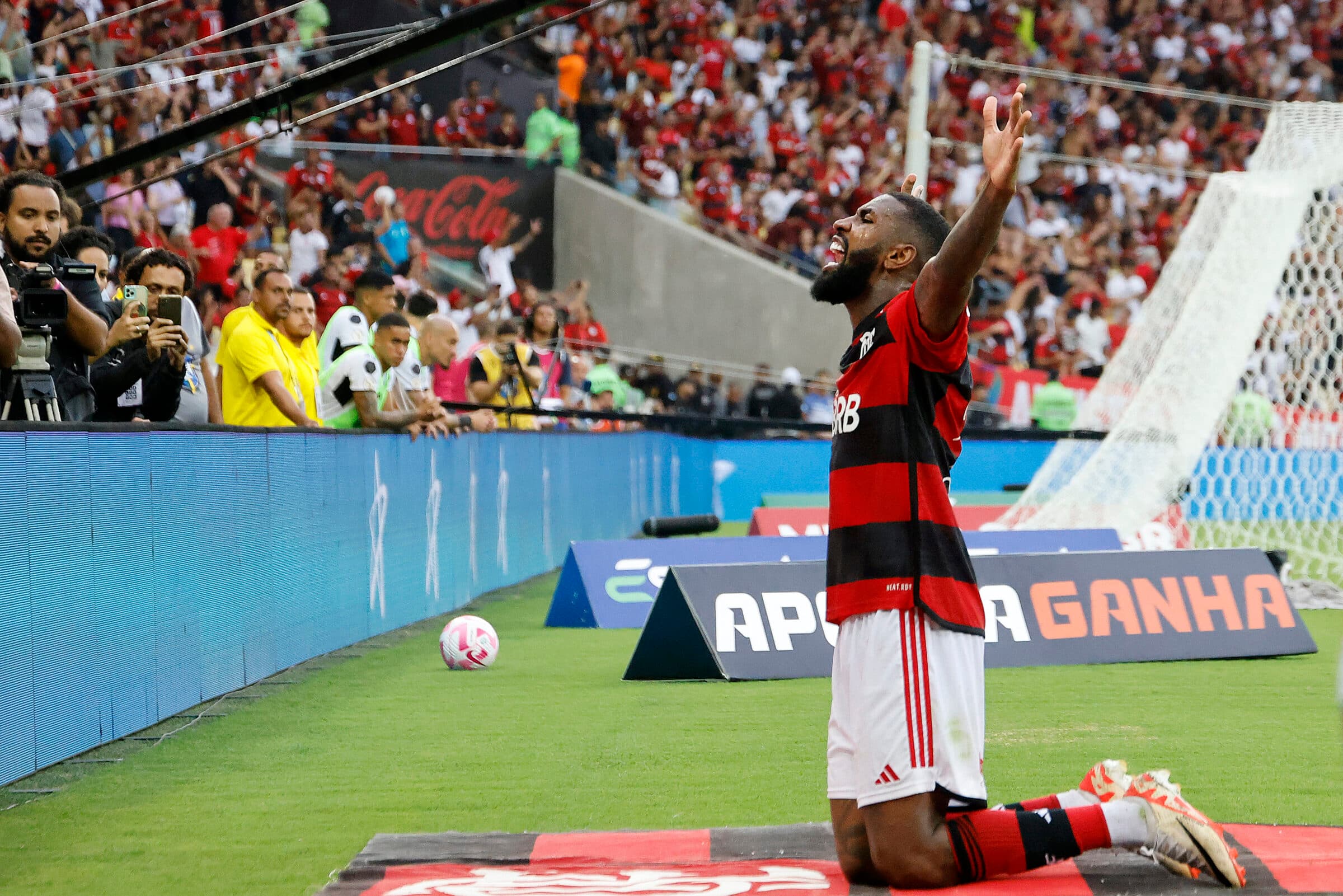 Gerson comemora gol do Flamengo no Maracanã; Clube está próximo de acordo para vender placas de publicidade nos jogos