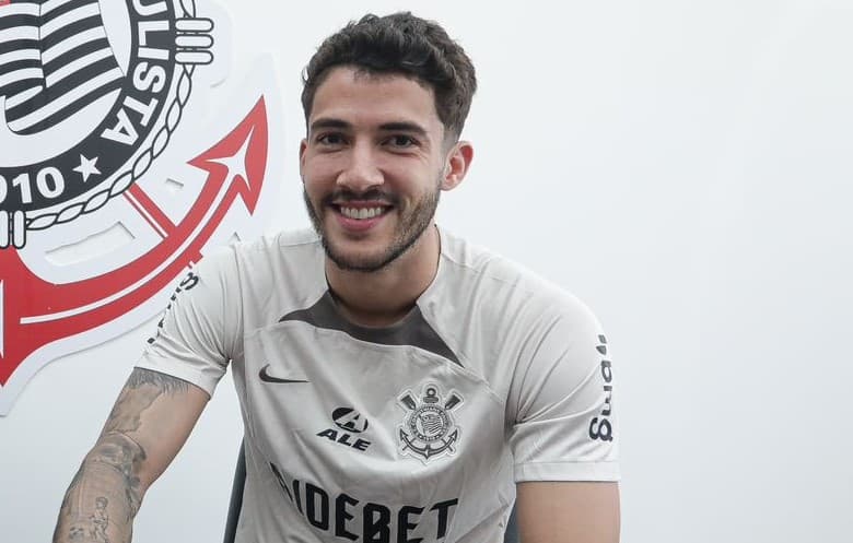 Gustavo Henrique com a camisa do Corinthians; ex-Flamengo tem problema físico no clube paulista