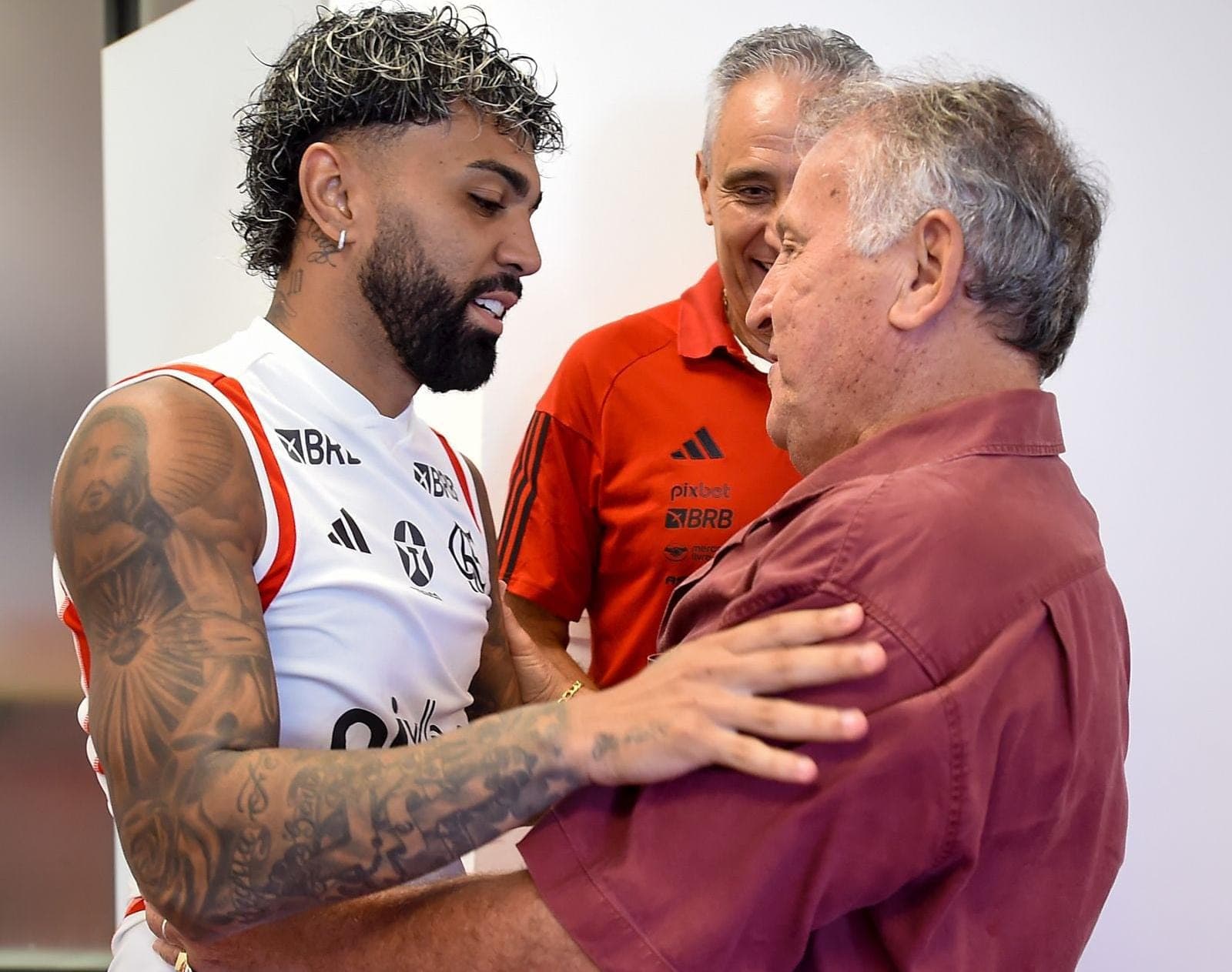 Gabigol cumprimenta Zico no Ninho do Urubu