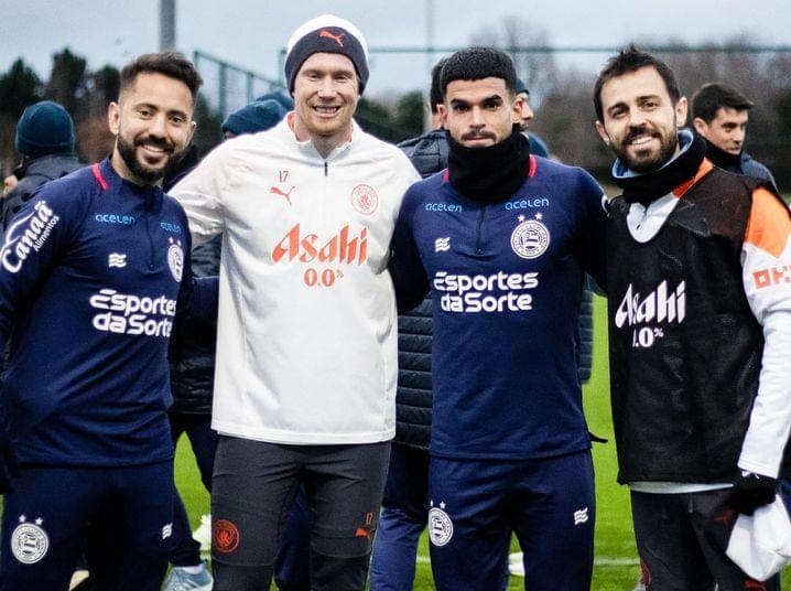 Everton Ribeiro posa para fotos com De Bruyne e Bernardo Silva
